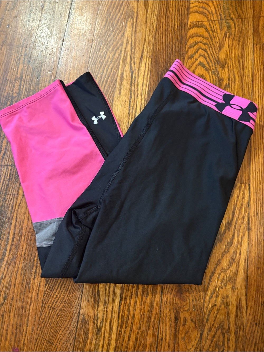 🎉EUC! Under Armour Black and Pink Athletic Leggings